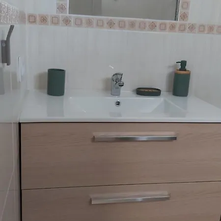 Sunny Corner, Delux Vista Mar And Pool Apartman