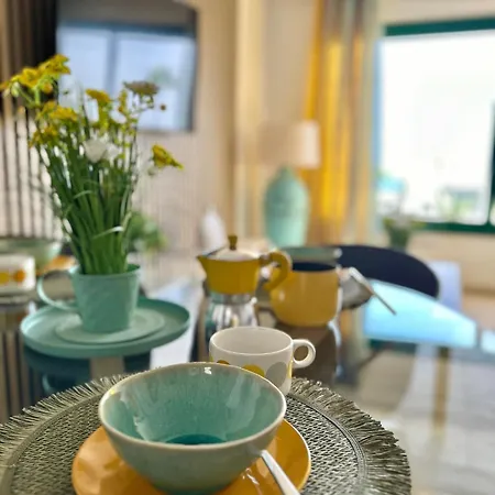 Sunny Corner, Delux Vista Mar And Pool 아파트 *